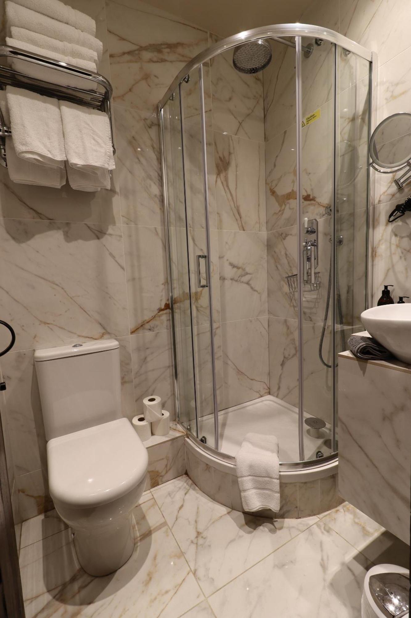 Quadruple Room Shower