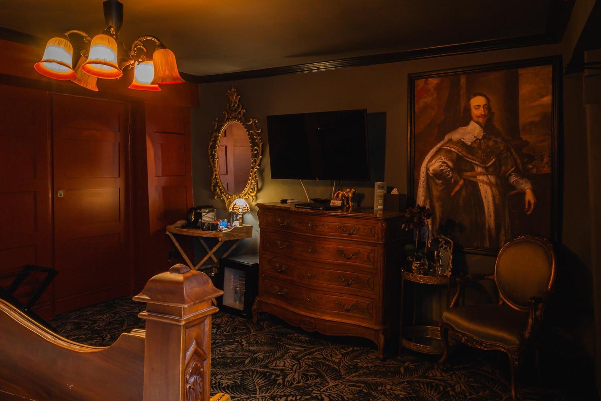 Double Room,1756691350:JPEG