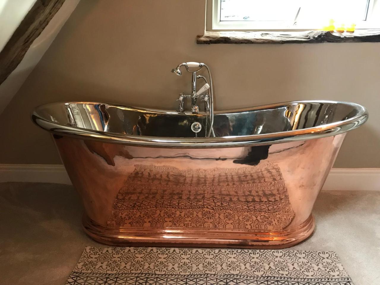 Deluxe Double Room with Bath In The Bedroom