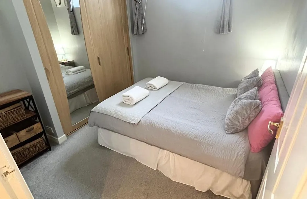 Cosy County House Apartment With Free Private Parking Sleeps Up To Four Guests-1