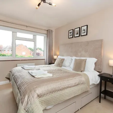Woodlea House With Free Parking-3
