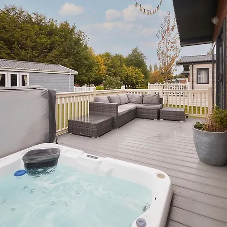 Bluebell Lodge With Hot Tub-2